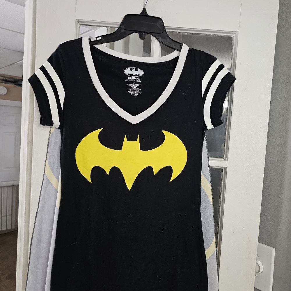 BATMAN TEESHIRT W/ATTACHED CAPE SIZE LG! PRE LOVED!